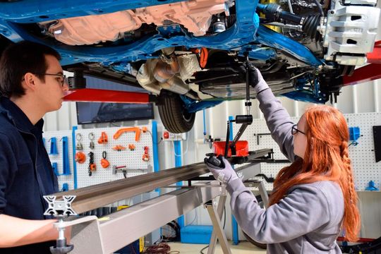 Die beiden Auszubildenden Lena Griebel und Philipp Wiebecke werden bei den Würzburger Karosserie- und Schadentagen gemeinsam mit ihrem Celette-Trainer Dirk Zentgraf live einen Strukturschaden reparieren.(Bild:  »kfz-betrieb« / Schweitzer)