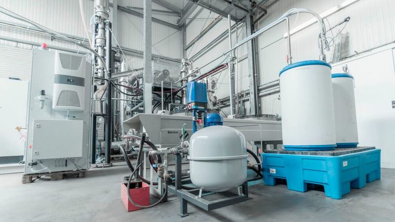 Eine Anlage für das thermokatalytische Reforming mit einer Kapazität von 30 Kilogramm Durchsatz pro Stunde im Technikum von Fraunhofer Umsicht in Sulzbach-Rosenberg.(Bild:  Fraunhofer Umsicht)