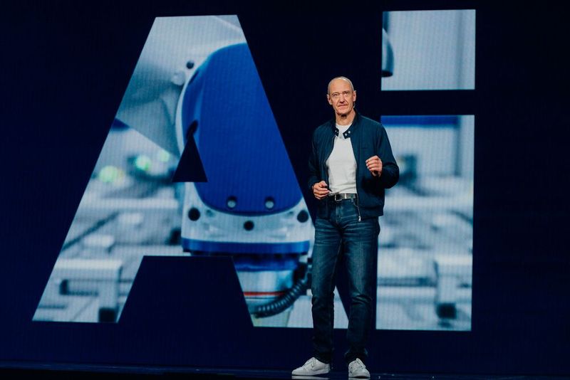 Roland Busch, Vorstandsvorsitzender der Siemens AG, präsentierte den Digital Twin Composer, der ab Mitte 2026 auf dem Siemens Xcelerator Marketplace verfügbar sein wird. Er vereint den digitalen Zwilling von Siemens mit Simulationen, die auf Nvidia-Omniverse-Bibliotheken basieren, sowie reale Engineering-Daten in Echtzeit. (Bild: Siemens)