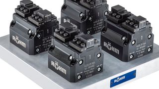 Produktiver Quadro-Huckepack: Die kompakten Zentrischspanner KZS von Röhm gewährleisten eine prozesssichere Werkstückspannung auf engstem Raum und bieten, wie hier, aufgesetzt auf ein Röhm-Nullpunktspannsystemen, besonders viel Einsparpotenzial bei automatisierten Zerspanungsprozessen.  (Röhm)