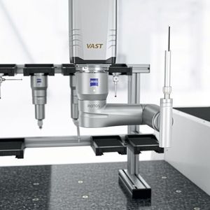 Mit dem neuen, weiterentwickelten Rauheitssensor Zeiss Rotos lässt sich die Prüfung von Mass-, Form- und Lagetoleranzen mit der Überwachung der Rauheitskennwerte auf einem Gerät kombinieren.  