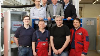 Die Partner des EU-Forschungsvorhabens „Autofrettagedrücke bis 25.000 bar“: Maximator, Siegert TFT und die Materialforschungs- und -prüfanstalt Weimar (MFPA). Auf der Hebebühne (v. li.): Dipl.-Ing. Markus Wedemeyer (Maximator), Dr. Ralf Koppert (Siegert TFT), Prof. Joachim Bergmann (MFPA) und Dr. Stefan Linne (MFPA). Unten stehend (v. re.): B. Eng. Florian Pätzmann (Maximator), Thomas Bringmann (Maximator), Jürgen Gieseler (Maximator) und Sönke Roloff (Maximator). (Bild: Maximator)