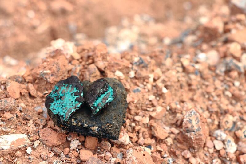 Abbau: Kobalt wird häufig neben Kupfer und Malachit (Steine mit blaugrüner Farbe) gefunden. Daher sind diese Lieferketten und die damit verbundenen Risiken oft eng miteinander verbunden.