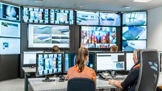 Die zertifizierte Notruf- und Serviceleitstelle der Freihoff-Gruppe ist 24 Stunden an 365 Tagen im Jahr besetzt. Durch die Möglichkeit zur direkten Täteransprache verhindern die Spezialisten größere Schäden. (Freihoff Sicherheitsservice)