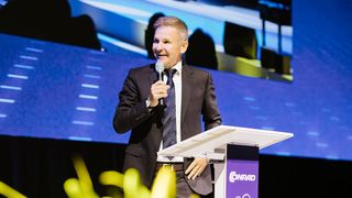 „Auch nach 100 Jahren fühlt sich Conrad taufrisch an. Sind wir vielleicht ein Startup? Definitiv nein! Können wir als Re-Startup durchgehen? Ich finde ja”, so der Gastgeber Dr. Werner Conrad zum Publikum. Warum Re-Startup? „Weil sich Conrad in seiner 100-jährigen Geschichte immer wieder neu erfunden hat“, erklärte Conrad seine Bemerkung. (Bild: M. Kofler)