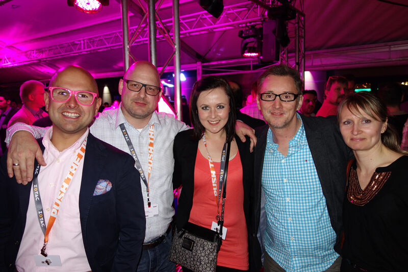 Das Zotac-Team (v. l.): Maciej Wieczorek, Horst Günther und Karin Bart mit Andreas Henschke und Velena Renting, Techsolo  (Bild: IT-BUSINESS)