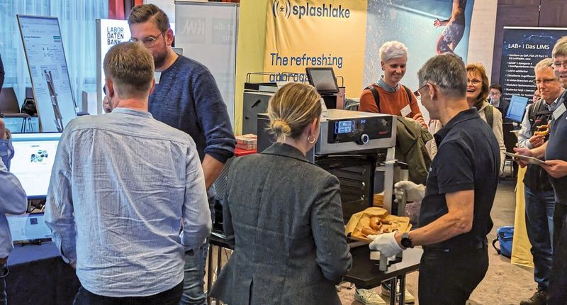 Brezelbacken zu Demonstrationszwecken: Hier veranschaulicht eine kleine Backstraße mit Ofen und Kühlschrank für die Teiglinge, wie verschiedene LIM-Systeme und Laborgeräte miteinander kommunizieren können. In diesem Fall gelingt es über die Anwendung „Splashlake“.