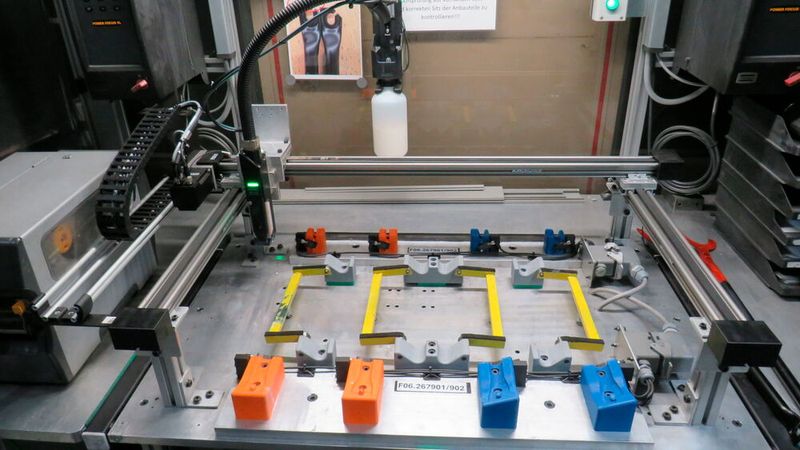 Mit dem kompakten Flächenportal DLE-FG-0002 automatisiert Meleghy Automotive die Barcode-Anbringung an Strukturbauteilen.  (Bild: Igus)