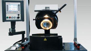Blechumform-Prüfmaschine mit optischem Messsystem. (Zwick)