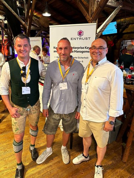 Trainierte Wadeln sind immer ein Zeichen für ein gesundes Herz, (v. l.) Bernd Stamp, Daniel Lörsch und Peter Lupsic (Entrust). (Bild: Vogel IT-Medien )