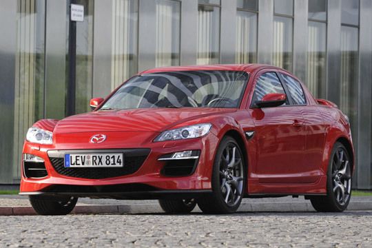 Durch die überarbeiteten Scheinwerfer, den neu gestalteten Stoßfänger und die größere Kühleröffnung soll die Frontpartie dynamischer wirken. (Archiv: Vogel Business Media)