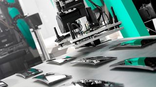 Gemeinsames Projekt! Arburg und Leonhard Kurz erreichen die schonende Handhabung von oberflächendekorierten Waschmaschinenblenden. Das Handling übernimmt ein lineares Robotersystem des Typs Multilift V 40 von Arburg. (Arburg)