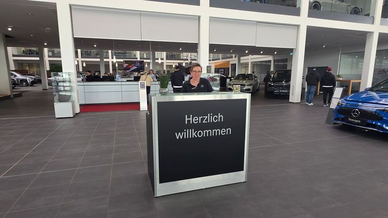Einen freundlichen Empfang gibt es für die Kunden weiterhin – aber viele Tätigkeiten, die sonst die Serviceassistenz oder der Serviceberater durchführen mussten, hat der Kunde bereits im Vorfeld digital erledigt. (Bild: Mauritz – VCG)