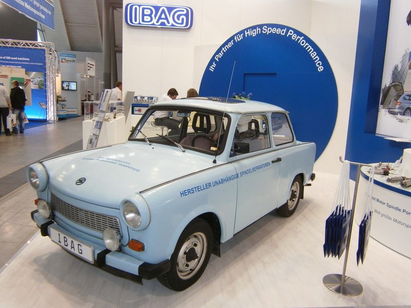 Und ab hier erleben Sie immer wieder, was es sonst noch so auf der Premiere der Moulding Expo zu erleben gab. Mit dabei sind ein Trabi, ein BMW i8, diverser Boliden der Formula Student, ein Rennsimulator, Bauteile, Werkzeugmaschinen und vieles Mehr...die Moulding Expo hat gemäß den Aussagen der Initiatoren ihr Versprechen erfüllt, der Branche eine neue, optimierte Präsentationsplattform zu bieten. (Bild: Königsreuther)