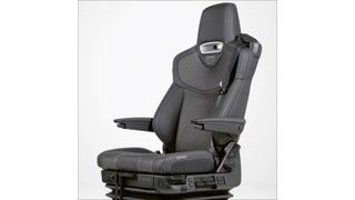 Drei-Punkt-Gurt und eine oder zwei Armlehnen (je nach Fahrzeugtyp) gehören zur Serienausstattung des neuen Lkw-Sitzes Recaro C 7000. (Bild: Recaro)