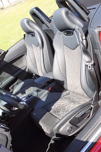 Eine sinnvolle Investition sind die Sportsitze Plus sowie die 890 Euro für den Alcantara-/Lederüberzug. (Bild: Dominsky – »kfz-betrieb« )