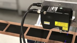Präzise Kanten bei neuer Rekordgeschwindigkeit: Neues Verfahren erhöht Produktionskapazität von Batterieelektroden deutlich. (Ralf Diehm, KIT)