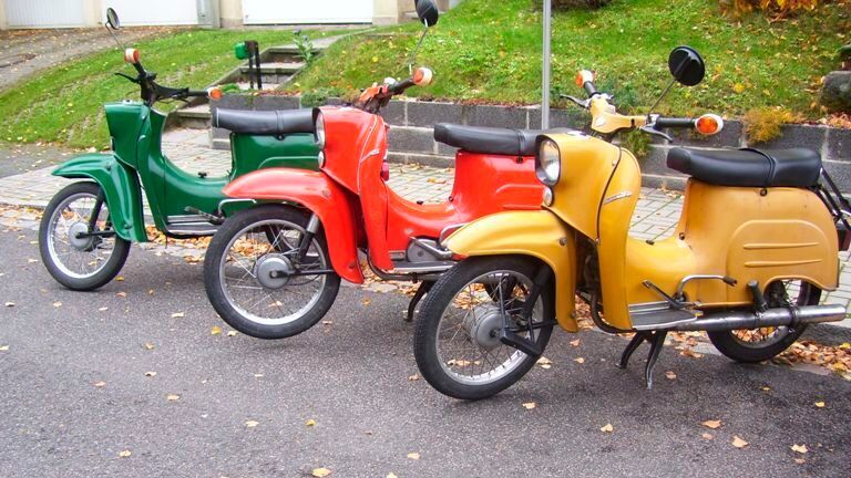 Die Simson Schwalbe ist ein Kleinkraftrad der DDR, das von Simson in Suhl hergestellt wurde. Die erste Baureihenbezeichnung der Schwalbe ab 1964 lautet KR 51. Sie darf (mit Ausnahme von Re-Importen) in Deutschland trotz der zulässigen Höchstgeschwindigkeit von 60 km/h als Kleinkraftrad mit einem Versicherungskennzeichen zulassungsfrei und in allen Bundesländern bereits mit 15 Jahren gefahren werden (Führerscheinklasse AM). (Bild: CC BY-SA)