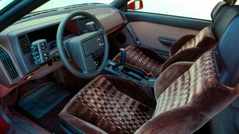 An einen Joystick aus einem Jet-Cockpit erinnert der Schaltknauf des XT Turbo. Auch der höhenverstellbare Instrumententräger mit Bediensatelliten sowie das um bis zu 65 Millimeter nach oben verschiebbare Lenkrad zugunsten leichteren Ein- und Ausstiegs adaptierten Features aus dem Flugzeugbau.  (Bild: Subaru)