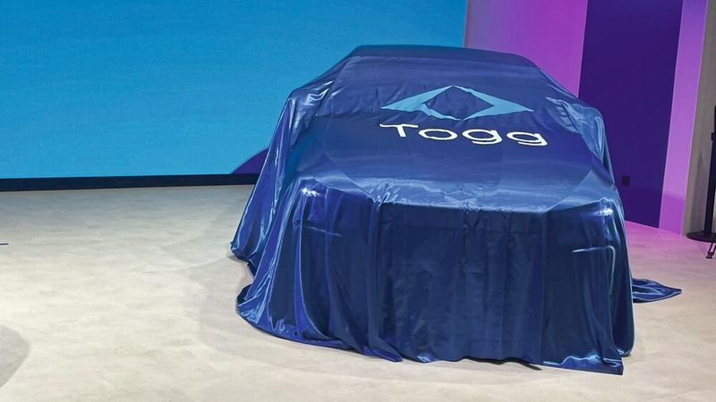 Spannung auf der IAA Mobility: Unter dem Tuch wartet die Limousine Togg T10F. (Bild: Grimm – VCG)