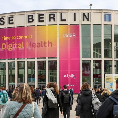 Die diesjährige DMEA findet vom 21. bis 23. April 2026 in der Messe Berlin statt. (Bild: © Messe Berlin GmbH)