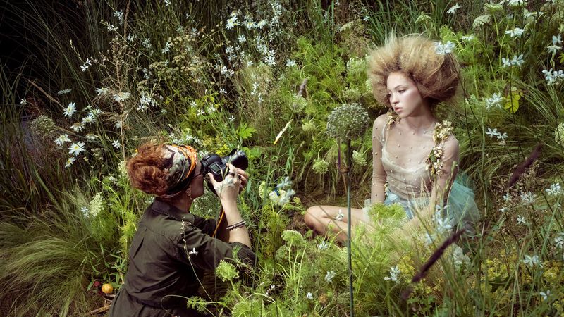 In Szene gesetzt: Lila Moss in einer Blumenwiese – die allerdings im Studio blüht. (Bild: Pirelli/Alessandro Scotti)