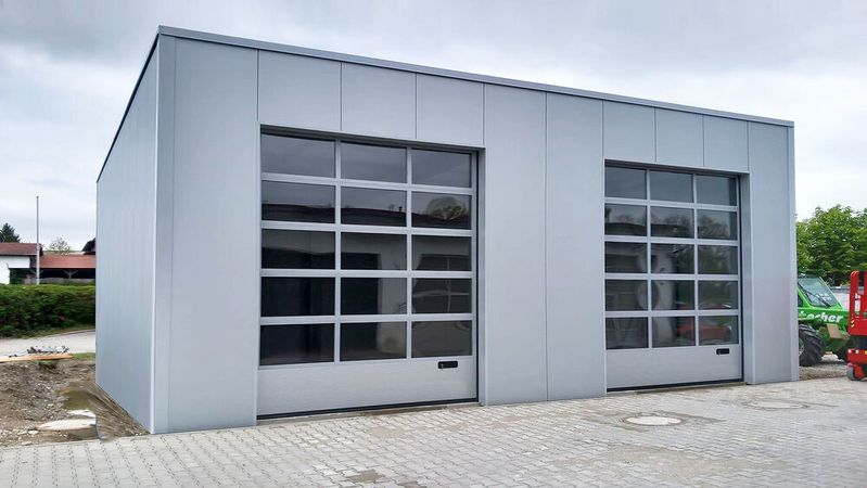 Das Autohaus Schober hat gemeinsam mit der Firma Hacobau eine neue Werkstatthalle in Systembauweise errichtet.(Bild:  HaCoBau Hallen- und Containersysteme GmbH)