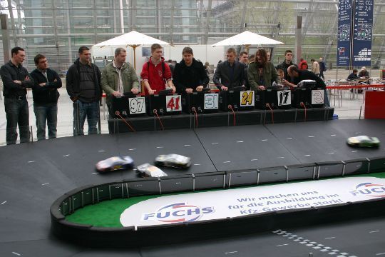 Die Stock-Car-Bahn ist ein besonderer Publikumsmagnet ... (Archiv: Vogel Business Media)