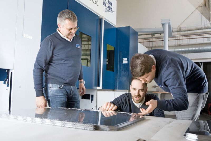 Blick auf einen Stapel fertig geschnittener Blechteile, die in der Trulaser Center 7030 typenspezifisch sortiert werden. Das spart wieder Stunden von Zeitaufwand. Es bleibt nur noch der Job der Qualitätsprüfung übrig. (T. Gerber / fotogloria)