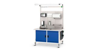 Der Bott Care-Point ist mit Wasseranschluss, Papierrollenhalter und Ablagen ausgestattet. (Bott)