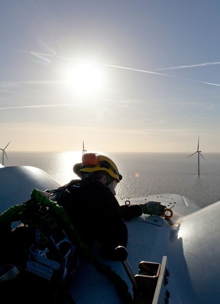 Windkraftanlagen müssen zuverlässig und bei maximaler Leistung arbeiten. Wind-Servicetechniker sowie intelligente Wartungskonzepte helfen dabei, den Regelbetrieb und die Leistung der Windturbinen während der veranschlagten Lebensdauer von bis zu 25 Jahren zuverlässig aufrechtzuerhalten. Für das Offshore-Windkraftwerk Gunfleet Sands I und II vor der britischen Ostküste hat Siemens den Service und die Wartung über einen Zeitraum von fünf Jahren übernommen. Im Frühjahr 2013 hat das Unternehmen zudem zwei Offshore-Windkraftanlagen der nächsten Generation mit einer Leistung von 6 MW im Windpark Gunfleet Sands III errichtet. (Bild: Siemens)