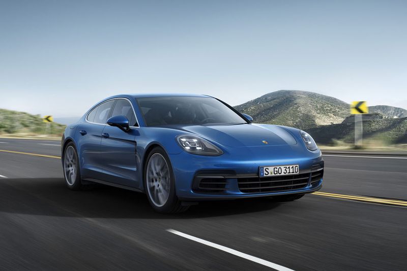 Sieger in der Oberklasse: der Porsche Panamera 4S. Seinen Restwert beziffern die Autoren im Jahr 2020 auf 55.383 Euro, das entspricht 49 Prozent vom Neupreis. (Porsche)
