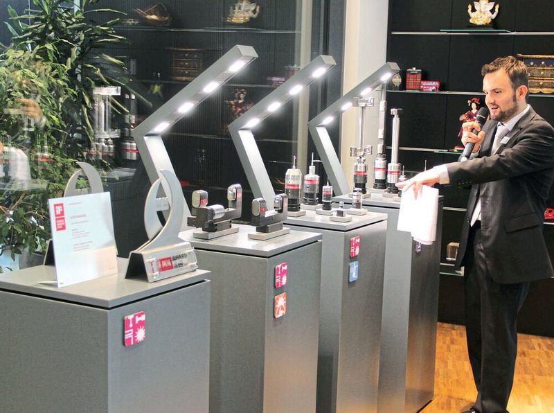 Hier im Foyer präsentiert der Marketingverantwortliche bei Blum Novotest, Winfried Weiland, die Highlights des Unternehmens - man beachte ganz links auch die Awards, die Blum-Ideen gewonnen haben. (Königsreuther)