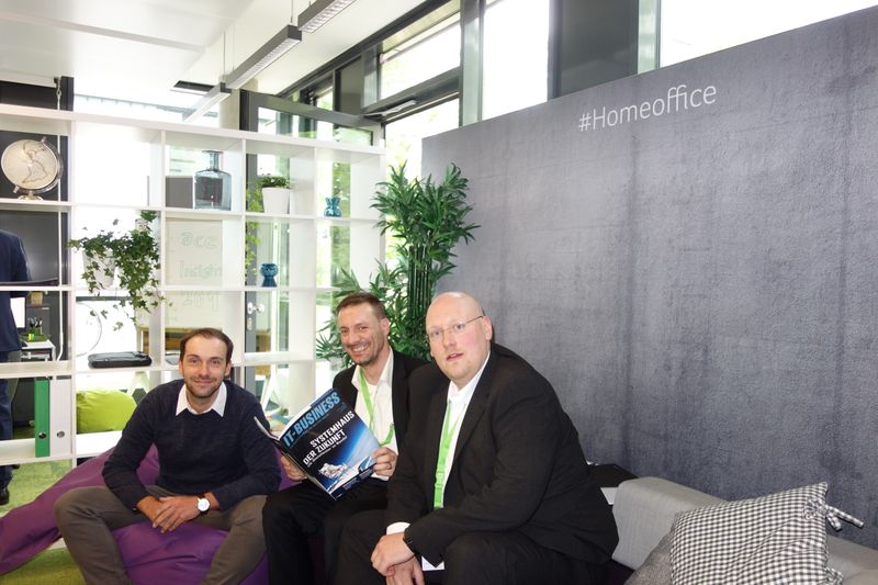 Kurz nochmal den ACER-Artikel in der IT-BUSINESS lesen (v. l.): David Herper und Steffen Gollnau, GG-Net, mit Alexander Bolzenthal, ACER. (Bild: IT-BUSINESS)