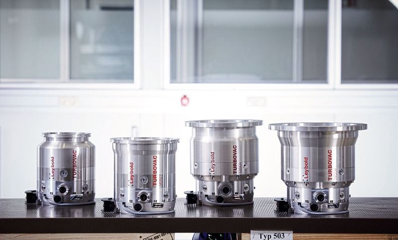 Der Turbo für's Vakuum: Turbomolekularpumpen basieren auf dem Prinzip der Molekularpumpe und sind für extreme Unterdrücke im Hoch- und Ultrahochvakuumbereich geeignet. Die abgebildeten i/iX-Pumpen von Leybold sind zudem besonder umempfindlich  gegenüber mechanischen Stößen oder einer plötzlichen Entlüftung.  (Bild: Leybold)