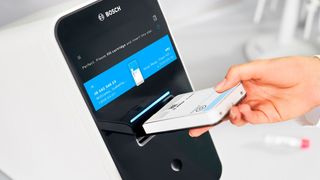 Der neue Schnelltest wird über das Analysegerät Vivalytic geprüft. (Bosch)