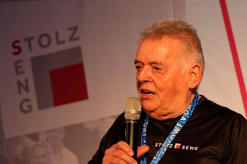 Einer der beiden Stolz&Seng-Gründer, Reinhard Stolz, führte in seinem Beitrag zu den Ursprüngen des Unternehmens und gab tiefe Einblicke in die Philosophie, die hinter dem Spritzgieß-- und Formenbauspezialisten und seiner Arbeit steckt. (Bild: Maschinenmarkt/rw)