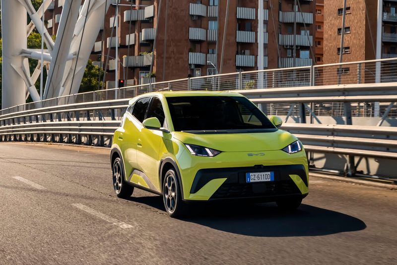 Mit einer Akkuladung soll der BYD Dolphin Surf mehr als 500 Kilometer weit kommen – mit dem großen Akku und in der Stadt. (Bild: BYD)