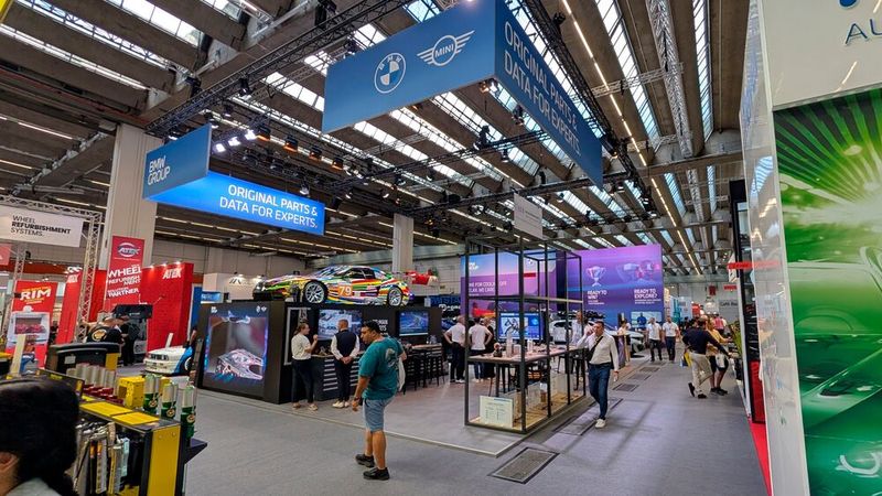 BMW war mit einem Stand unter eigener Marke auf der Automechanika vertreten. Andere Hersteller wie Mercedes-Benz, Stellantis oder Renault präsentierten immerhin Teilbereiche ihres Ersatzteilgeschäfts. Doch der Trend ist klar: Autohersteller wollen auf dem freien Markt zunehmend präsent sein. (Bild: Rosenow – VCG)