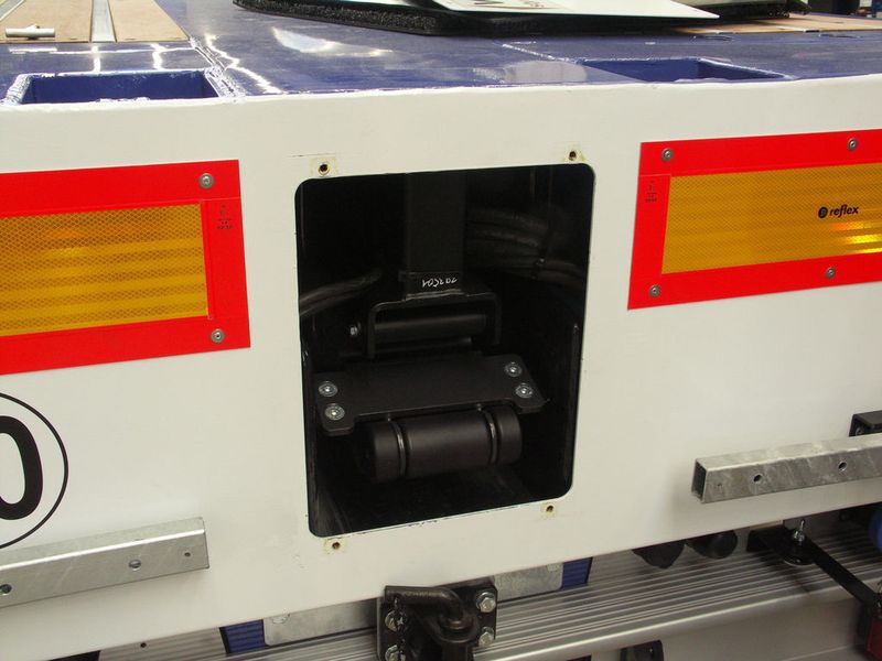 In dem engen schwarzen Ausschnitt liegen zwei Energieketten nebeneinander. Nur 340 mm Breite und 577 mm Höhe stehen als Bauraum zur Verfügung. (Archiv: Vogel Business Media)