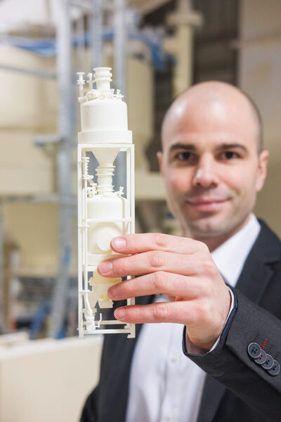 ISS-Vertriebsgeschäftsführer Robert Partzsch mit einem 3D-Print der projektierten Förderanlage (Thorsten Sienk)
