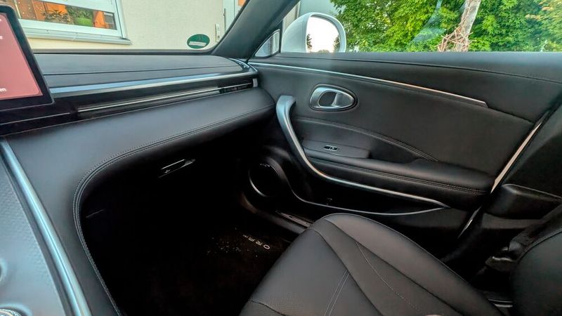 4. Die Materialwahl: Auch ohne Einsatz von echtem Leder verleihen die gewählten Materialien der Sportlimousine einen Premiumcharakter. Ein Großteil der Oberflächen ist aufgeschäumt und damit haptisch sehr angenehm.  (Bild: Mauritz – VCG)