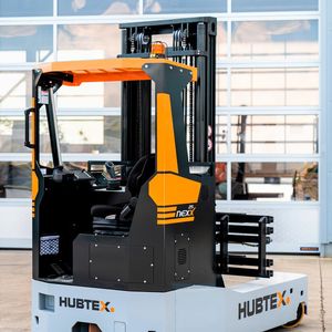 Der schmal gebaute Schubmaststapler Nexx von Hubtex wird über eine Mehrwegelenkung gesteuert. Lenkung und Fahrantrieb sind voll elektrisch, betont der Hersteller.(Bild:  Hubtex)