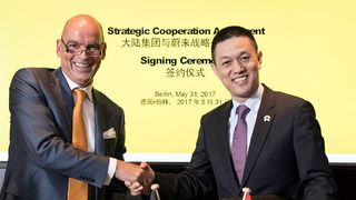 Frank Jourdan, Continental-Vorstandsmitglied und Leiter der Division Chassis & Safety, und William Li, Gründer und Vorsitzender von Nio, unterzeichneten das Abkommen in Berlin.  (Continental)