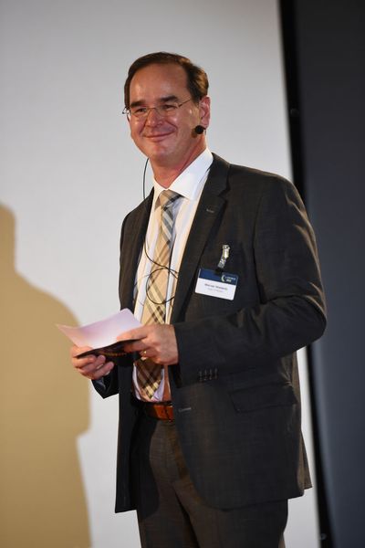 Werner Nieberle stellt das Programm des Abends vor. (VIT)