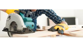 Handkreissägen müssen schnell und zuverlässig gestoppt werden. Dafür sorgen Federdruckbremsen. (Anna Bizon/ iStock)