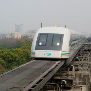 (ShanghaiMaglevTrainLine 06 / Jklamo / CC BY-SA 4.0)