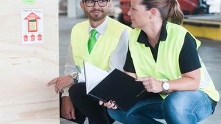 Die Logwin-Mitarbeiter Manuel Gramann, Sales Manager, und Melitta Freil, Luftfracht Import Sachbearbeitung, prüfen, ob die Verpackung den Sicherheitsanforderungen entspricht. (Bild: Logwin)