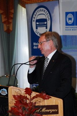 Ehrenobermeister Dieter Ernst sprach im Namen aller Kollegen über die Verdienste von Peter Flemming im Ländle. (Archiv: Vogel Business Media)