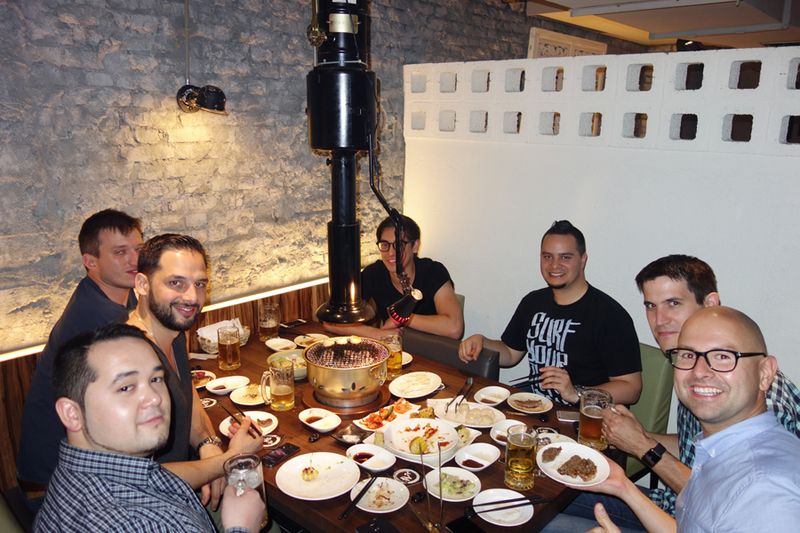 Die internationale Presse freute sich auf den Grill-Abend. (Bild: IT-BUSINESS)